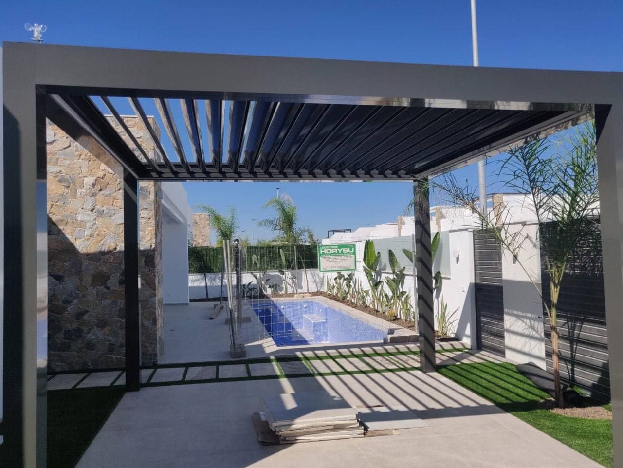 Pérgola bioclimática junto a piscina