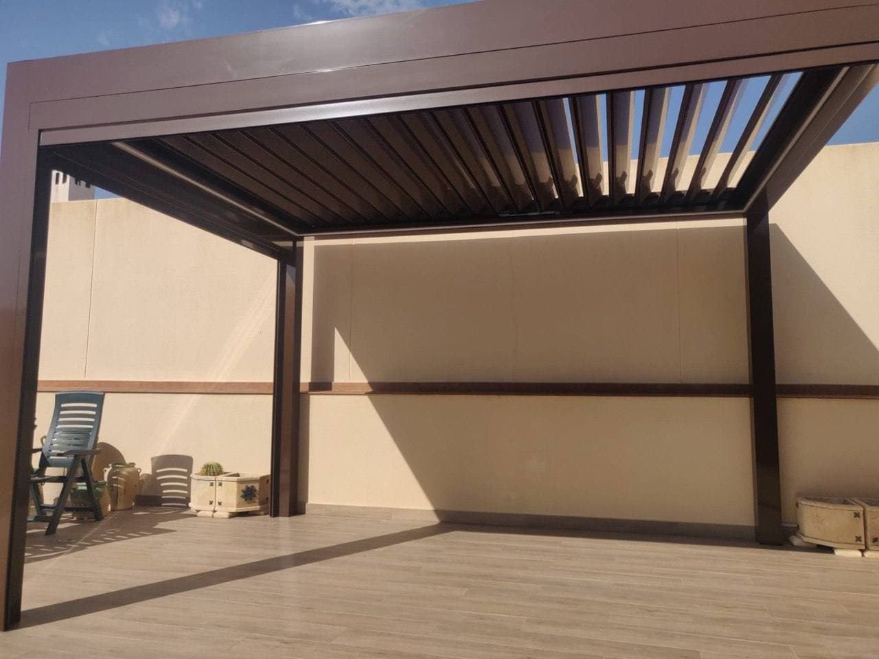 Pérgola bioclimática en terraza