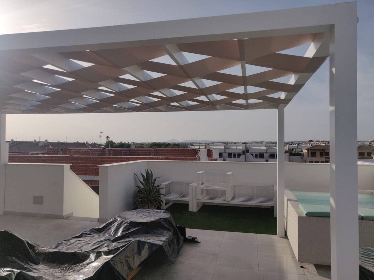 Pérgola con cubierta decorativa