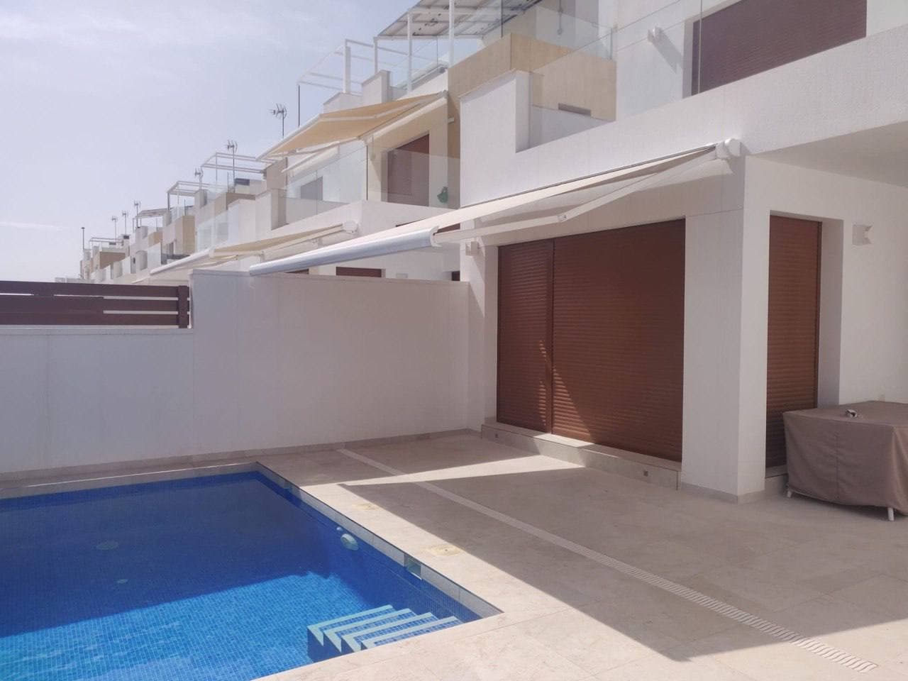 Terraza mediterránea al sol de las cuatro